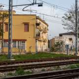 A destra, dopo aver incontrato un passaggio a livello e superato la caserma dell�Aeronautica e il laboratorio dell'artista Tarshito, si addentra in un paesaggio rurale dove il tempo sembra essersi fermato...